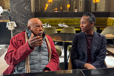 Melvin Edwards und Naomi Beckwith in einem Caf&eacute; in Paris.