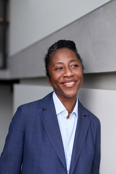 Dieses Bild zeigt ein Portait Naomi Beckwith, Künstlerische Leitung der documenta 16.