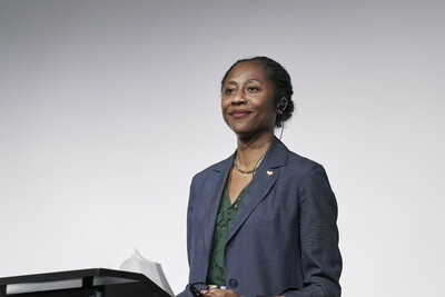 This picture shows a portrait of Naomi Beckwith, artistic director of documenta 16.