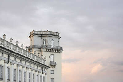 Der Turm am Fridericianum. Der Himmel färbt sich rosa.