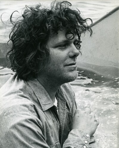 Schwarzweiss-Portr&auml;t des K&uuml;nstlers in seiner Jugend