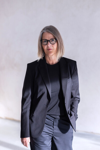 Silke Müller steht in einem hellen Raum.