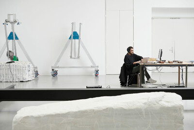 Ausstellungsaufbau im Fridericianum. Der Künstler sitzt an einem Schreibtisch