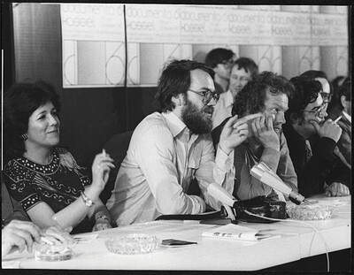 Pressekonferenz: Wulf Herzogenrath inmitten des kuratorischen Teams der documenta 6