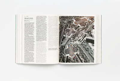 Innenansicht mit Text und Fotografie
