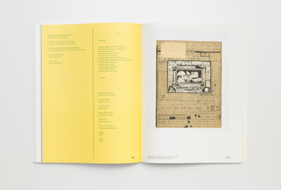Doppelseite eines Buchs. Links: Gelbe Seite mit einem in Abschnitte gegliederten englischen Text über weibliche Figuren und Begräbnisreliefs. Rechts: Historische Skizze oder Zeichnung mit verschiedenen handschriftlichen Notizen in mehreren Sprachen.