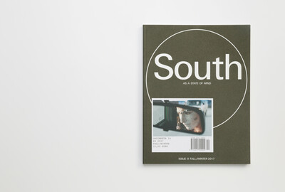 Buchcover der Zeitschrift South as a State of Mind, Ausgabe #9 (Fall/Winter 2017). Auf dem Cover befindet sich ein Foto einer Frau mit Gesichtsbemalung, die im Rückspiegel eines Autos zu sehen ist. Unten Preis und Dokumentationshinweise zur documenta 14.