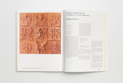 Doppelseite eines Buchs. Links: Neun terrakottafarbene Reliefs mit abstrakten menschlichen Figuren. Rechts: Gedicht und Text unter dem Titel For K. G. Subramanyan von Naveen Kishore in englischer Sprache.