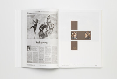 Doppelseite eines Buchs. Links: Zeitungsartikel aus „El Observador“ von 1992 mit dem Titel Sin barreras über die Paralympischen Spiele in Barcelona. Rechts: Zwei Passfotos und braune Papierflächen als künstlerische Collage.