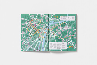 Innenansicht mit einer illustrierten Karte von Kassel.