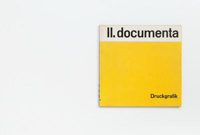 Cover des Katalogs „II. documenta – Druckgrafik“ mit gelb-weißer Gestaltung und schwarzer Schrift.