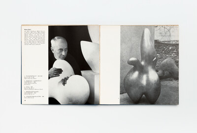 Hans Arp umarmt eine organische, weiße Skulptur. Rechts: Bronzeplastik mit abgerundeten, amorphen Formen vor einer Mauer im Freien.