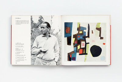 Aufgeschlagene Doppelseite des Katalogs der II. documenta mit einem Porträtfoto von Fritz Winter links und einer abstrakten farbigen Komposition von ihm rechts. Auf der linken Seite sind zudem biografische Daten und Werkangaben abgedruckt.