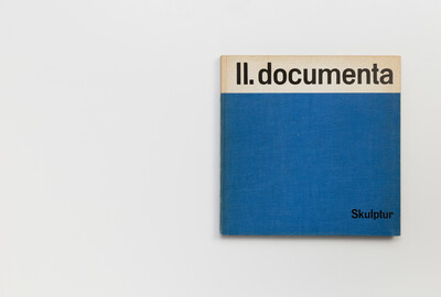 Cover des Skulptur-Bandes der II. documenta. Oben weiß mit dem Titel „II. documenta“, unten blau mit schwarzer Beschriftung „Skulptur“.