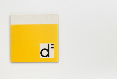 Cover des Grafik-Bandes der II. documenta. Oben weiß, unten gelb mit dem „dƒ“-Logo in Schwarz und Weiß.