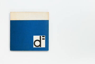 Blauer Buchrücken als Rückseite des Katalogs der II. documenta, gestaltet mit einem weißen Balken am oberen Rand und dem stilisierten Logo „d²“ in Schwarz-Weiß unten rechts.