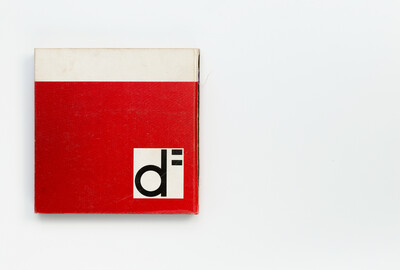 Rotes Cover des Katalogs der II. documenta (1959), gestaltet mit einem weißen Balken am oberen Rand und dem stilisierten Logo „d²“ in Schwarz-Weiß unten rechts.