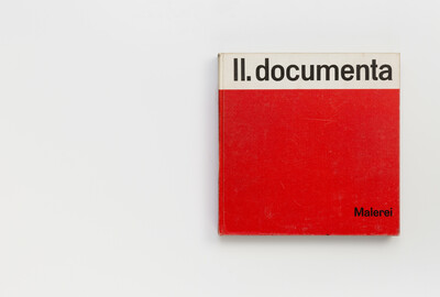Rotes Hardcover mit der Aufschrift „II. documenta“ und dem Zusatz „Malerei“ unten rechts. Der obere weiße Balken enthält den Titel in schwarzer serifenloser Schrift.