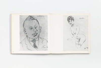 Doppelseite aus einem Ausstellungskatalog mit zwei expressiven Bleistiftzeichnungen. Links ein Porträt eines Mannes im Anzug mit überzeichneten Gesichtszügen, rechts eine karikaturhafte Darstellung einer halbnackten Frau mit hochgestecktem Haar, Strapsen und kokett geneigtem Oberkörper. Beide Zeichnungen tragen Signaturen der Künstler.