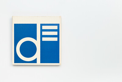 Rückseite des Ausstellungskatalogs mit abstraktem grafischen Design in Blau und Weiß. Ein weißes Kreisfragment und drei waagerechte Balken auf blauem Grund erzeugen eine stilisierte, modernistische Gestaltung, die an ein „d“ und Textzeilen erinnert.
