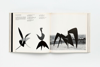 Doppelseite aus dem Ausstellungskatalog mit Fotografien abstrakter Metallskulpturen von Alexander Calder. Links zwei freigestellte Schwarz-Weiß-Aufnahmen von dynamisch geschwungenen Konstruktionen. Rechts eine großformatige Außenaufnahme einer monumentalen Skulptur mit weit ausladenden Formen vor ländlicher Landschaft. Oben links kurze biografische Angaben und Werkdaten