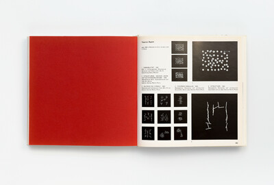 Doppelseite aus dem Ausstellungskatalog. Links eine leere rote Seite. Rechts eine Seite mit kleinen quadratischen Abbildungen von Werken Yaacov Agams. Die Bilder zeigen weiße Linien oder Punkte auf schwarzem Hintergrund, teils als rhythmische Strukturen, teils als geometrische oder bewegte Elemente. Darüber sind Künstlerbiografie und Werkangaben in deutscher Sprache gedruckt.