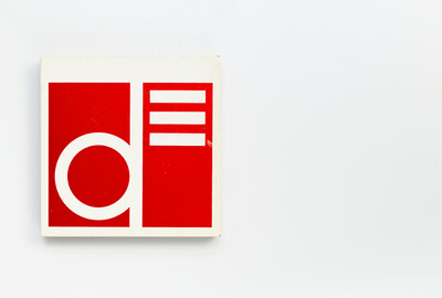 Rückseite des roten Bands „documenta III“ mit weißem geometrischem Logo.