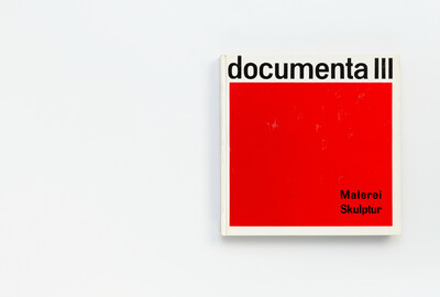 Cover des Katalogs documenta III von 1964 mit dem Titelzusatz „Malerei Skulptur“. Die Gestaltung ist minimalistisch: Oben schwarzer Text auf weißem Grund, darunter ein großer roter Farbblock mit klein gesetztem schwarzem Text in der Ecke.