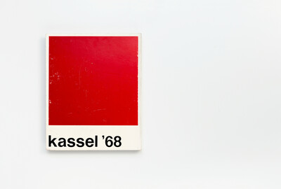 Rückseite aus dem Ausstellungskatalog der documenta 4 von 1968. Das Design zeigt ein großes rotes Quadrat auf weißem Grund mit der schwarzen Aufschrift „kassel ’68“ in serifenloser Schrift am unteren Rand. Die Gestaltung ist klar und reduziert.