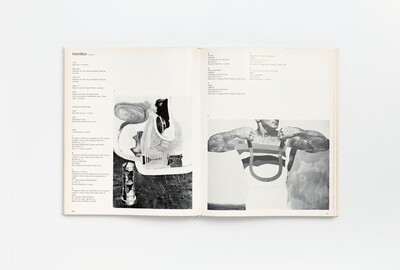 Doppelseite aus dem Ausstellungskatalog der documenta 4 mit Werken von Richard Hamilton. Links biografische Angaben und eine montierte, surreal wirkende Bildkomposition mit verzerrten Objekten, architektonischen Elementen und einem Frauenporträt. Rechts ein großformatiges Werk mit dem Ausschnitt eines männlichen Oberkörpers in einem gestreiften Badeanzug, dargestellt in fotorealistischer Technik. Darüber sind Werk- und Ausstellungsangaben in deutscher Sprache zu lesen.