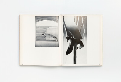 Doppelseite aus dem Ausstellungskatalog der documenta 4 mit zwei fotorealistischen Darstellungen. Links ein in Segmente aufgeteiltes Bild eines Autotür-Ausschnitts mit geschwungenen Linien und glänzender Oberfläche. Rechts eine stark vergrößerte Darstellung eines elegant gekleideten Beins mit Schuh, das sich um eine vertikale Chromstange legt. Beide Werke zeigen glänzende Oberflächen und spiegelnde Materialien in monochromer Ausführung.