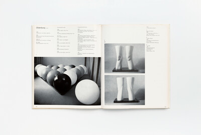 Doppelseite aus dem Ausstellungskatalog mit Werken von Claes Oldenburg. Die linke Seite zeigt eine großformatige Schwarz-Weiß-Fotografie einer Installation aus großen Kugelformen in Schwarz, Weiß und Grauabstufungen, die in einer geometrischen Anordnung auf dem Boden liegen. Die rechte Seite zeigt zwei Fotografien eines plastischen Objekts: je ein Paar abstrahierter weißer Beine auf schwarzem Sockel. Darüber biografische Informationen, Ausstellungen und Werkangaben in deutscher Sprache.