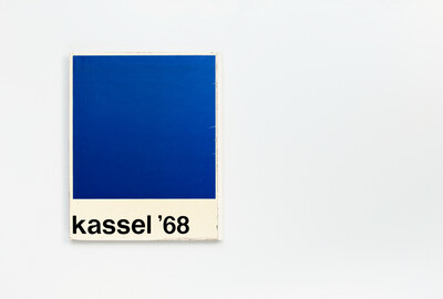 Rückseite eines Ausstellungskatalogs mit schlichtem, grafischem Design. Ein großes blaues Quadrat nimmt den oberen Teil der Fläche ein. Darunter steht in schwarzer serifenloser Schrift auf weißem Grund: „kassel ’68“.