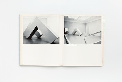 Doppelseite aus dem Ausstellungskatalog der documenta 4 mit zwei Schwarz-Weiß-Fotografien von minimalistischen Skulpturen. Beide Bilder zeigen große, geometrisch reduzierte Objekte in Form spitzwinklig aufgestellter Quader. Die rechte Aufnahme zeigt eine Ausstellungsansicht im Van Abbemuseum in Eindhoven, in der die Skulptur in einem hellen Raum mit weiteren minimalistischen Werken präsentiert wird.