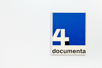 Cover des Ausstellungskatalogs der documenta 4 von 1968. Das Design zeigt eine große weiße Ziffer „4“ vor einem blauen Hintergrund mit schwarzem Akzent und darunter den Schriftzug „documenta“ in schwarzer serifenloser Schrift auf weißem Grund. Das Layout ist klar und modernistisch.