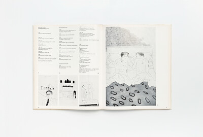 Doppelseite aus dem Ausstellungskatalog mit Werken von David Hockney. Links biografische Angaben und Ausstellungsverzeichnis in deutscher Sprache, darunter drei kleinformatige Zeichnungen mit figurativen Szenen. Rechts eine großformatige Darstellung zweier nackter Männer, die sich in einem Bett gegenüberliegen. Die Szene ist ruhig und intim, das Muster der Bettdecke kontrastiert mit der feinen Linienzeichnung der Figuren.