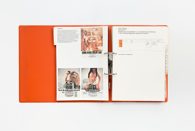 Doppelseite aus dem Ausstellungskatalog der documenta 5 von 1972 in Ringbuchform. Links eine Seite mit drei Werbeanzeigen aus den 1970er-Jahren, die stark sexualisierte Darstellungen von Frauen in Verbindung mit Afri-Cola zeigen. Darüber ein kurzer Text zu Charles Wilp. Rechts ein schematischer Grundrissplan mit Raumnummern und der Beschriftung „Neue Galerie Untergeschoß“, dazu der Titel einer Ausstellungssektion über politische Plakatpropaganda in Deutschland. Die Seiten sind am rechten Rand mit Reitern nummeriert.