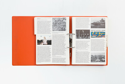 Doppelseite aus dem Ausstellungskatalog der documenta 5 von 1972 in Ringbuchform. Die Seiten sind dicht bedruckt mit deutschsprachigem Text in Spaltenlayout und enthalten mehrere kleine Abbildungen, darunter eine mittelalterliche Stadtansicht, ein Gemälde mit Fantasiewesen, eine Fotografie von Figuren im Dunkeln, eine bunte Postkarte mit Schriftzug „tomorrow’s postcard — fantasy fast becoming fact!“ sowie ein Luftbild einer modernen Stadtanlage. Die Inhalte behandeln utopische und fantastische Bildwelten. Rechts sind die Seitenreiter der Kapitel 10 bis 16 sichtbar.