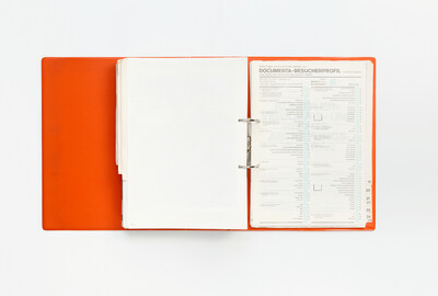 Doppelseite aus dem Ausstellungskatalog der documenta 5 von 1972 in Ringbuchform. Links eine leere Seite. Rechts ein gedruckter Fragebogen mit dem Titel „DOCUMENTA-BESUCHERPROFIL“ von Hans Haacke. Das Formular enthält eine Vielzahl standardisierter Fragen zur sozialen Herkunft, zum Beruf, Bildungsstand und politischen Einstellungen der Besucher*innen. Die Seite ist fein typografisch gestaltet und wirkt wie ein offizielles Erhebungsdokument. Reiter am Seitenrand markieren die Kapitel 19 bis 24.