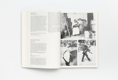Doppelseite aus dem Ausstellungskatalog der documenta 6 mit Texten zu Jacob A. Riis und Friedrich Seidenstücker sowie drei Schwarz-Weiß-Fotografien: eine Innenaufnahme aus einem New Yorker Armenviertel und zwei Straßenszenen mit laufenden bzw. arbeitenden Personen.