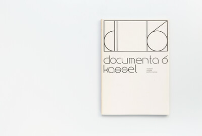 Cover aus dem Ausstellungskatalog der documenta 6 von 1977 mit geometrischem Schriftzug „d6“ und den Worten „documenta 6 kassel“ in filigraner, modernistischer Typografie auf cremeweißem Grund. Darunter die Begriffe „malerei“, „plastik“, „performance“.