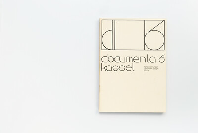 Cover aus dem Ausstellungskatalog der documenta 6 mit typografischer Gestaltung und der Aufschrift ‚documenta 6 kassel – handzeichnungen utopisches design bücher‘ auf hellem Hintergrund.