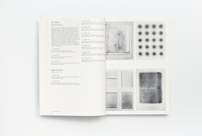 Doppelseite aus dem Ausstellungskatalog der documenta 6 mit Werkangaben zu Eva Hesse und Edgar Hofschen links und sechs abstrakten Zeichnungen in Grautönen auf der rechten Seite.