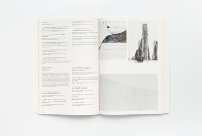 Doppelseite aus dem Ausstellungskatalog der documenta 6 mit Werkangaben zu Christo und Agnes Denes links sowie vier Schwarz-Weiß-Abbildungen ihrer Projekte rechts, darunter verpackte Gebäude und pyramidale Zeichnungen.