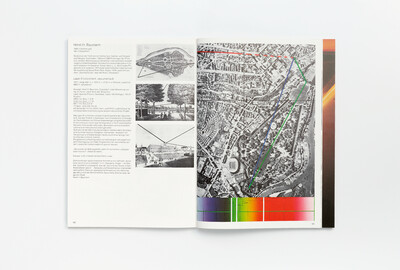 Doppelseite aus dem Ausstellungskatalog der documenta 6 von 1977 mit Text- und Bildmaterial zum Laser-Environment von Horst H. Baumann. Links eine Projektbeschreibung mit historischen Stadtansichten, rechts eine Luftaufnahme von Kassel mit farbigen Linien, die die Laserprojektion im Stadtraum veranschaulichen. Unten ein Farbverlauf in Regenbogenfarben.
