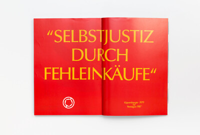 Innenansicht mit einem über beide Seiten gehenden Text