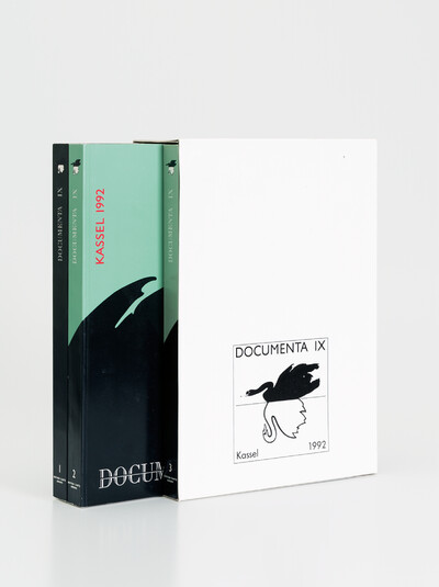 Die drei Bände des documenta IX Katalog, mit zugehörigem Umkarton