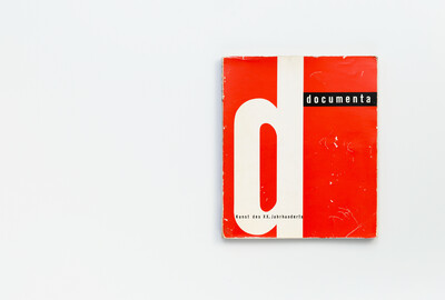 Cover des Katalogs der ersten documenta. Ein großes weißes „d“ auf rotem Hintergrund mit dem Titel „documenta“ und dem Untertitel „Kunst des XX. Jahrhunderts“.
