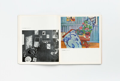 Doppelseite aus dem Katalog der ersten documenta: Links ein schwarzweißes Gemälde „Rotes Studio“ von Henri Matisse aus dem Jahr 1911. Rechts ein farbiges Gemälde „Stillleben“ von Henri Matisse von 1910 mit einem Tisch, Blumen und gerahmten Bildern.