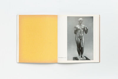 Doppelseite aus dem Katalog der ersten documenta: Links eine unbedruckte gelbe Seite. Rechts eine Schwarzweißaufnahme der Skulptur „Venus“ von Aristide Maillol aus dem Jahr 1933.